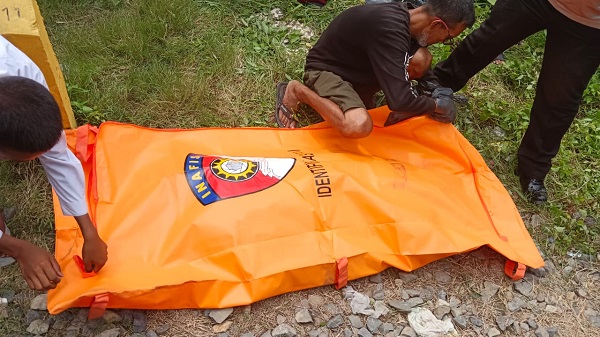 Tim Inafis mengevakuasi tubuh Damarik. Waspada/ist
