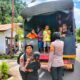 PETUGAS Polisi Polres Humbahas melakukan antar jemput anak sekolah korban longsor Simangulampe, Baktiraja. Waspada/Ist