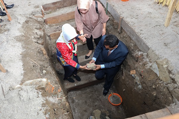 Wali Kota Susanti Dewayani (kiri) turut meletakkan batu pertama pembangunan pastoran dan aula Paroki Santo Laurentius Brindisi di komplek SD dan SMP Cinta Rakyat, Jl. Sibolga, Kota Pematangsiantar, Minggu (3/12).(Waspada-Ist).