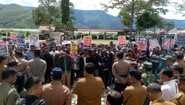 Masyarakat Samosir Demo Desak Tutup PT TPL