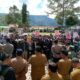 MASYARAKAT Kenegerian Sihotang saat melakukan aksi demo di Halaman Kantor Bupati Samosir. Waspada/Valen