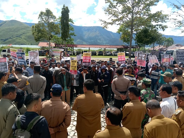MASYARAKAT Kenegerian Sihotang saat melakukan aksi demo di Halaman Kantor Bupati Samosir. Waspada/Valen