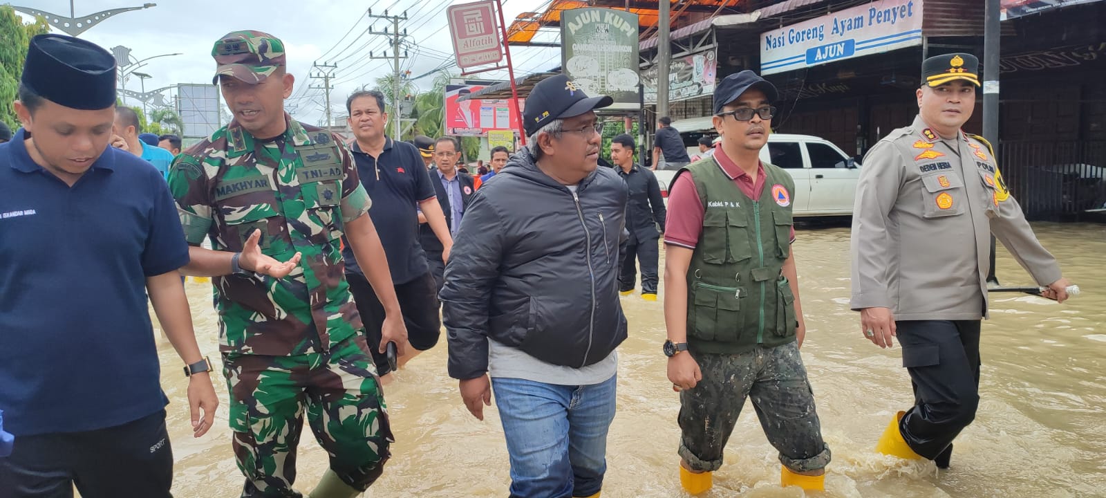 Pj Bupati Aceh Utara Bersama Istri Tinjau Banjir Di Lhoksukon Pj Bupati Aceh Utara Bersama Istri Tinjau Banjir Di Lhoksukon