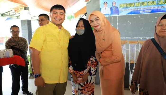 Bupati Serahkan Bansos Pada Lansia