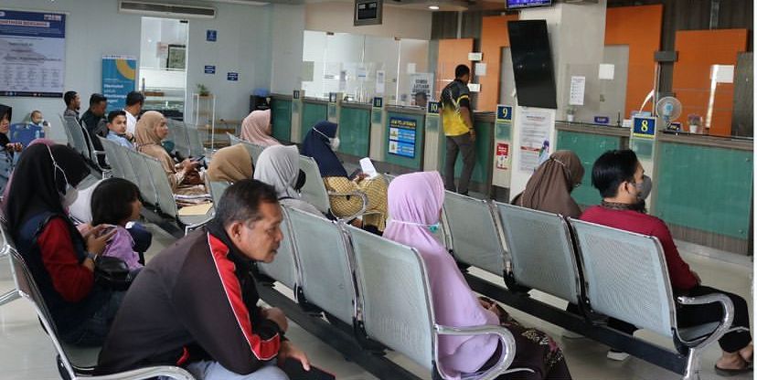 Warga kota Banda Aceh sedang menunggu antrean di kantor Disdukcapil Banda Aceh,Jumat (15/12/23). (Waspada/T.Mansursyah)