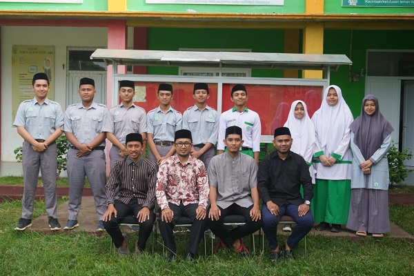 Para santri dan guru Dayah DQA yang mengikuti MTQ XXXVI Provinsi Aceh di Kabupaten Simeulue, sejak 26 November hingga 2 Desember 2023. (Waspada/Ist)