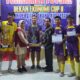 Rektor UGN Padangsidimpuan Dr. Burhanuddin Nasution, MPd (kanan ) bersama Dekan Fakultas Ekonomi UGN Padangsidimpuan Agusta Linda Nora, SE, SPd, MM menyerahkan Piala Bergilir Turnamen Futsal Dekan Ekonomi Cup II Tahun 2023 kepada tim futsal SMAN 3 Padangsidimpuan, Kamis (14/12). Waspada/Mohot Lubis.