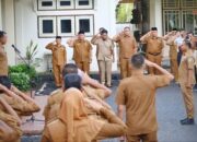 Aparatur Sipil Negara ( ASN) jajaran Setdakab Pidie mengikuti apel bendera, Senin ( 18/12) pagi. Apel dipimpin Plt Sekda Pidie berlangsung khitmad.Waspada/ Muhammad Riza