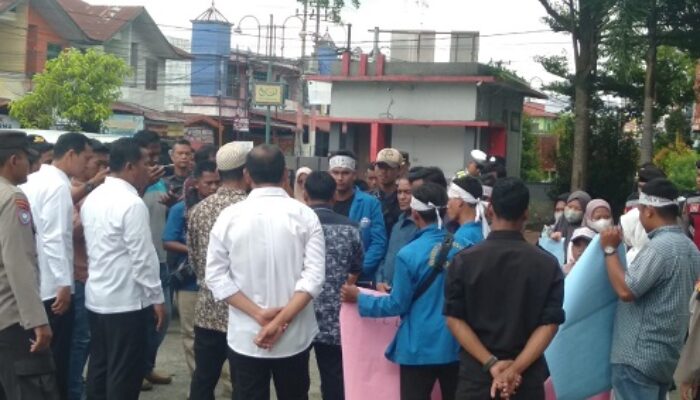 Tolak Lima Calon KIP, Puluhan Mahasiswa Demo DPRK