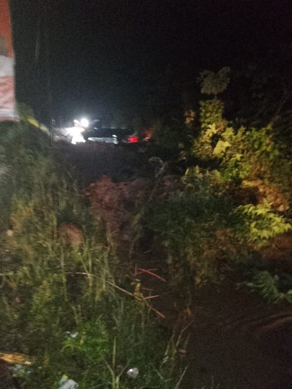 Jalan Lintas Sumatera di dua titik di Kecamatan Pahae Jae dan Pahae Julu tertimbun tanah longsor, Minggu (17/12) malam. Waspada/ist