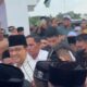 Anies Rasyid Baswedan, tetap menyapa masyarakat ketika meninggalkan Komplek Masjid Ba’alawi Simpang Ulim, Aceh Timur, Minggu (17/12). Waspada/H. Muhammad Ishak