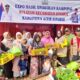 Ketua TP PKK Ny Emma Malini Azmi didampingi Kadis Pangan saat menyerahkan bantuan benih dan peralatan pertanian kepada 12 KK di Kecamatan Singkil, Minggu (17/12). WASPADA/Ariefh