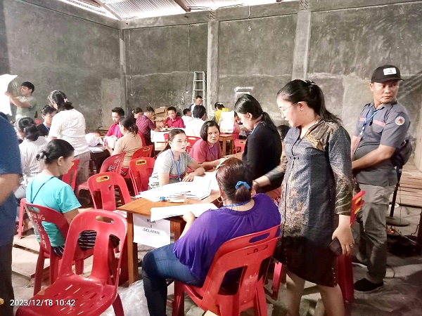 Ketua Bawaslu Kabupaten Nias Selatan, Neli Pesta Hartati Zebua terus melakukan pengecekan dan pengawasan proses sortir dan pelipatan surat suara pada Pemilu 2024 di Gudang A Logistik KPU Nias Selatan, di Jln Pasir Putih, Kelurahan Pasar Telukdalam, Senin (18/12). Waspada/ Budi Hati Gowasa.