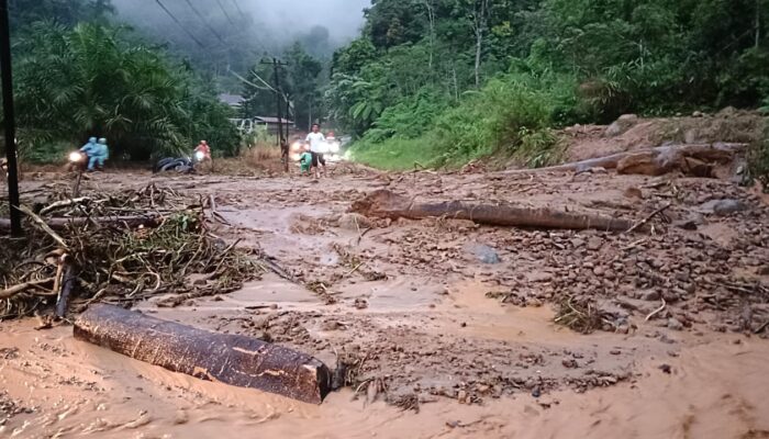Banjir Bandang Terjang Jalan Provinsi, Jalan Dua Arah Lumpuh Total