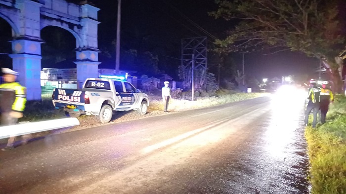 Personel Sat Lantas saat menggelar Blue Light Patrol (BLP) di sepanjang Jalan Asahan, jurusan Pematangsiantar - Perdagangan, Kecamatan Gunung Malela, Minggu (17/12) malam.(Waspada/ist).