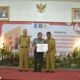 Wali kota Binjai Drs H Amir Hamzah M AP menerima penghargaan Kota peduli HAM dari Kanwil Kemenkumham Sumut Jahar Sitepu..(Waspada/Ist).