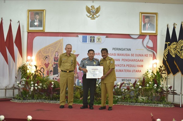 Wali kota Binjai Drs H Amir Hamzah M AP menerima penghargaan Kota peduli HAM dari Kanwil Kemenkumham Sumut Jahar Sitepu..(Waspada/Ist).