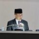 Penjabat Gubernur Aceh, Achmad Marzuki menyampaikan pendapat akhir tentang RAPBA tahun anggaran 2024 dalam Sidang Paripurna Dewan Perwakilan Rakyat Aceh (DPRA), Banda Aceh, Senin (18/12) malam. (Waspada/Zafrullah)