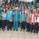 Ketua TP PKK Kusma Erizal Ginting (sepuluh kiri) pose bersama peserta dan lainnya usai Kepala Dinas Kesehatan drg. Irma Suryani mewakili Wali Kota Susanti Dewayani mencanangkan Kesatuan Gerak PKK Kesehatan tingkat Kota Pematangsiantar 2023 di aula Dharma Wanita Persatuan, Jl. Porsea, Jumat (15/12).(Waspada/Ist).