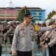 Kapolres Tapteng, AKBP Basa Emdem Banjarnahor sedang mengecek sikap tampang personel saat gelar apel kesiapan pengamanan tahapan kampanye Pemilu 2024 di Lapangan Apel Polres setempat, Senin (4/12). Waspada/ist