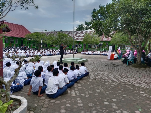 Siswa - siswi MTs Negeri 2 Aceh Tamiang, Kecamatan Seruway terlihat antusias mengikuti penyuluhan tentang bullying dan bahaya penyalahgunaan narkoba yang disampaikan Ketua Bhayangkari Cabang Aceh Tamiang Ny Dewi Yanis,Selasa (19/12).(Waspada/Yusri).