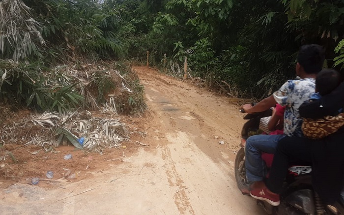 Tumpukan tanah dan batu bekas longsor, masih menutupi ruas jalan Mbarung menuju lokasi wisata Lawe Sikap Aceh Tenggara, (Waspada/ Ali Amran).