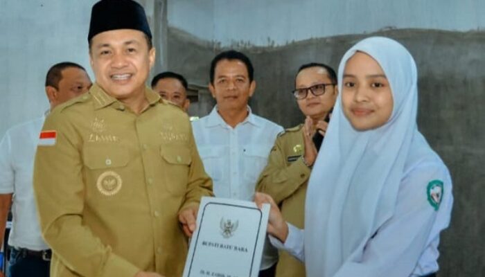 Zahir Apresiasi Siswi Berprestasi SMA Negeri 1 Seisuka