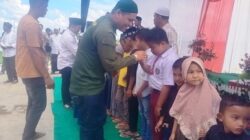 Ketua KPA Wilayah Teuming, Ishak akrap disapa Kureng saat menyerahkan santunan untuk yatim dalam acara Milad ke-47 GAM di Kampung Seuneubok Dalam Upah, Kec Bendahara, Kab Aceh Tamiang, Senin (4/12).(Waspada/Yusri)