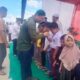 Ketua KPA Wilayah Teuming, Ishak akrap disapa Kureng saat menyerahkan santunan untuk yatim dalam acara Milad ke-47 GAM di Kampung Seuneubok Dalam Upah, Kec Bendahara, Kab Aceh Tamiang, Senin (4/12).(Waspada/Yusri)