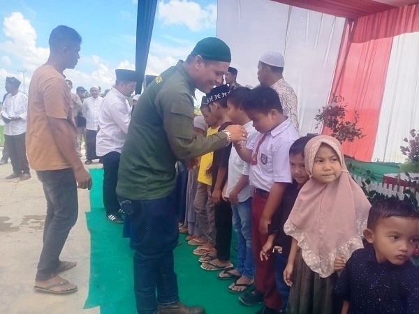 Ketua KPA Wilayah Teuming, Ishak akrap disapa Kureng saat menyerahkan santunan untuk yatim dalam acara Milad ke-47 GAM di Kampung Seuneubok Dalam Upah, Kec Bendahara, Kab Aceh Tamiang, Senin (4/12).(Waspada/Yusri)