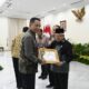 Penjabat Gubernur Aceh, Achmad Marzuki, saat menerima penghargaan Anugerah Keterbukaan Informasi Publik Tahun 2023 Kualifikasi Informatif dari Wapres Ma’ruf Amin di Istana Wakil Presiden RI, Selasa (19/12) malam. (Waspada/Ist)