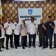 Kepala Badan Kesbangpol Kota Langsa, Drs Zulhadisyah S MSP, mendampingi Ketua Komisi I DPRD Kabupaten Pasaman Barat, Rosdi SE, saat melakukan kunjungan kerjanya, di Aula Kesbangpol Langsa, Rabu (20/12). Waspada/Rapian