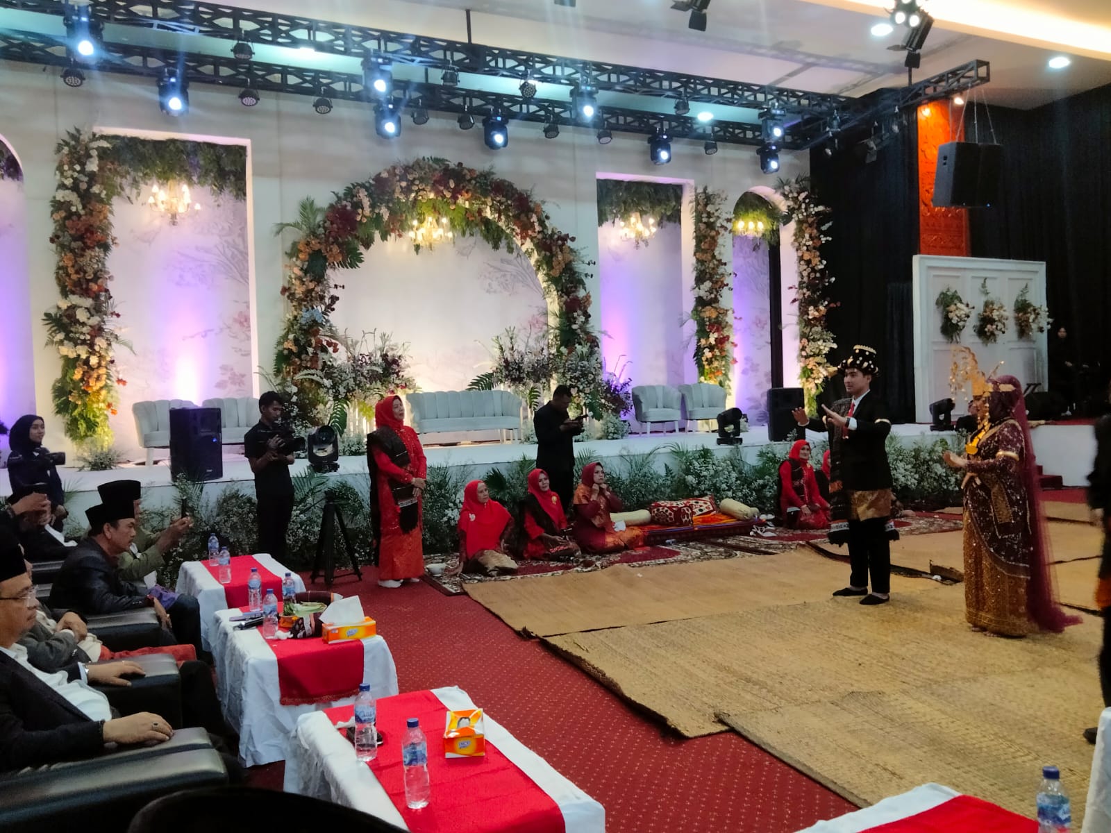 BAKHDENI Harahap, SSTP, MAP dan Annisa Indah Safira Siregar, SKM, menortor di depan Raja-raja Adat Tabagsel pada resepsi pernikahan mereka di Convention Hall Pemkab Deliserdang, Sabtu (16/12). (Waspada/Khairul K Siregar/B)