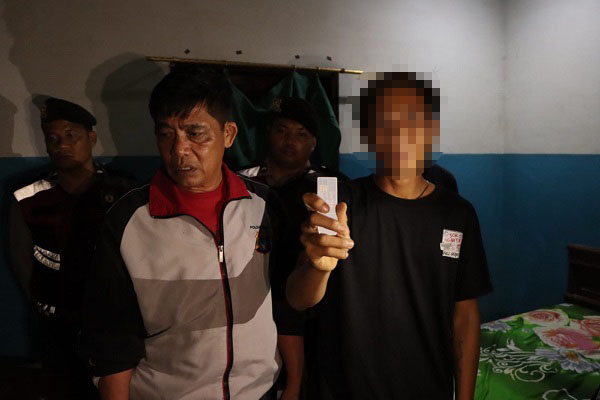 Raut wajah sedih SA saat dibawa menunjukkan tes urine positif narkoba. Waspada/ist