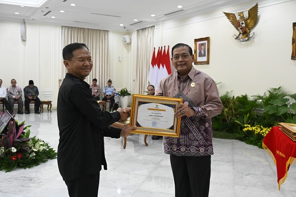Tampak dalam gambar Ketua Komisi Informasi Pusat, Doni Yusgiantoro menyerahkan penghargaan kepada Kechik Kura Barat, Muhammad Hamin pada acara anugrah Keterbukasn Informasi Publik di istana Wakil Presiden RI. (Waspada/ist)