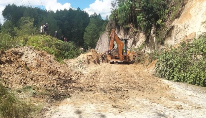 Jalan Pangaribuan – Garoga Tertutup Longsor