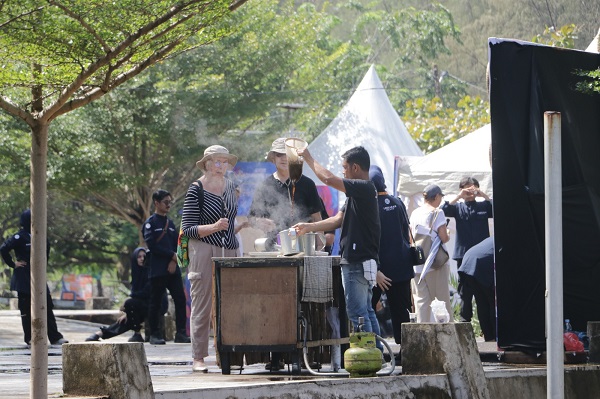 Tampak dalam gambar sejumlah turis kapal pesiar yang singgah di Sabang meramai lokasi anjungan Festival di Sabang Fair.(Waspada/TZ)