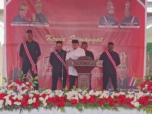 Ketua KPA Wilayah Langsa, Tgk Burhansyah, SH saat membacakan sambutan Wali Nanggroe Aceh, Tengku Malik Mahmud Al-Haythar pada Peringatan Milad ke-47 GAM di halaman Masjid Babussalam Gampong Kuala Langsa, Kecamatan Langsa Barat, Senin (4/12). Waspada/dede