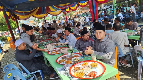 Menu kanduri maulid Nabi Muhammad SAW, di Dayah Bustanul Huda Blangpidie, Abdya, Selasa (19/12) lalu.Waspada/Syafrizal