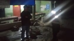 Polres Simalungun melalui Personel Polsek Purba melakukan pengecekan dan upaya evakuasi terkait peristiwa banjir di Nagori Purba Pasir, Kecamatan Haranggaol Horisan, Rabu (20/12) malam.(Waspada/ist).