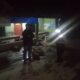 Polres Simalungun melalui Personel Polsek Purba melakukan pengecekan dan upaya evakuasi terkait peristiwa banjir di Nagori Purba Pasir, Kecamatan Haranggaol Horisan, Rabu (20/12) malam.(Waspada/ist).