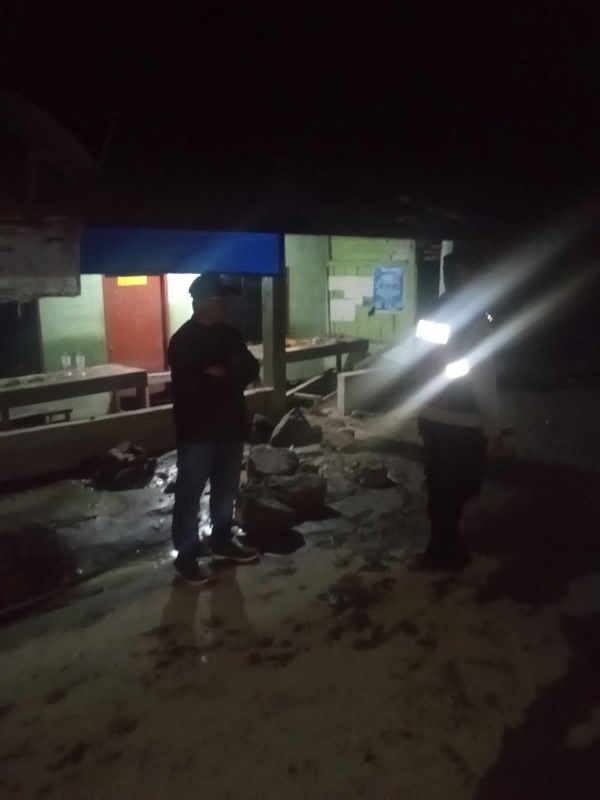 Polres Simalungun melalui Personel Polsek Purba melakukan pengecekan dan upaya evakuasi terkait peristiwa banjir di Nagori Purba Pasir, Kecamatan Haranggaol Horisan, Rabu (20/12) malam.(Waspada/ist).