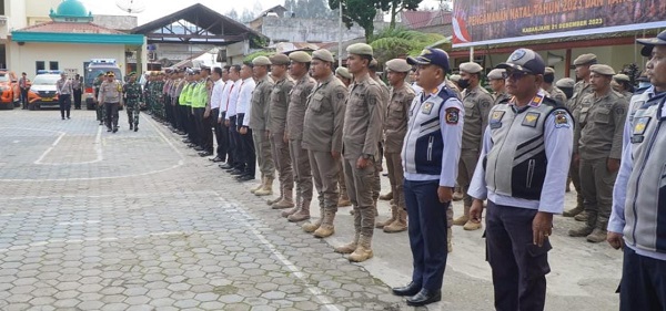 PIMPINAN dan Forkopimda Karo saat memeriksa pasukan di halaman Mapolres Tanah Karo. Waspada/Micky Maliki.