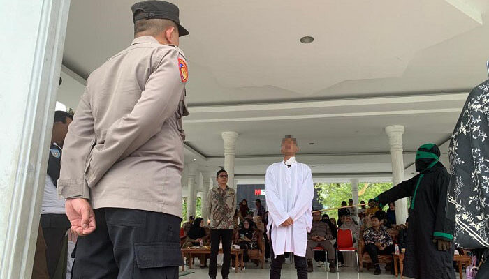 Dua Pasang Sejoli Diduga Mesum Dicambuk 100 Kali
