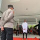 Tampak tim algojo saat eksekusi cambuk terhadap keempat terdakwa mesum di Lapangan Merdeka Langsa, Kamis (21/12). Waspada/Rapian.