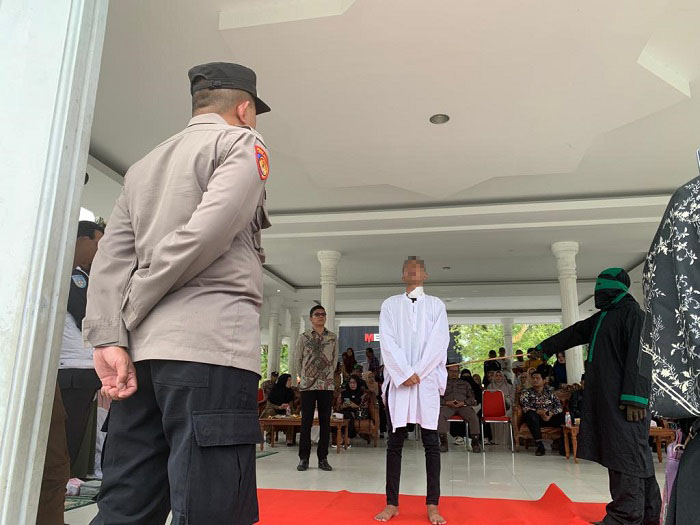 Tampak tim algojo saat eksekusi cambuk terhadap keempat terdakwa mesum di Lapangan Merdeka Langsa, Kamis (21/12). Waspada/Rapian.