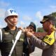 Wakapolres Taput, Kompol Joni Sitompul,SH menyematkan pita kepada personel pengamanan Operasi Lilin Toba 2023, di Mapolres Taput, Kamis (21/12). Waspada/ist