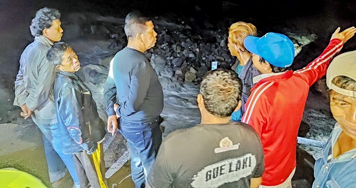 Bupati Simalungun Radiapoh Hasiholan Sinaga saat meninjau lokasj banjir di Nagori Purba Pasir, Haranggaol Horisan, Rabu (20/12) malam.(Waspada/ist).
