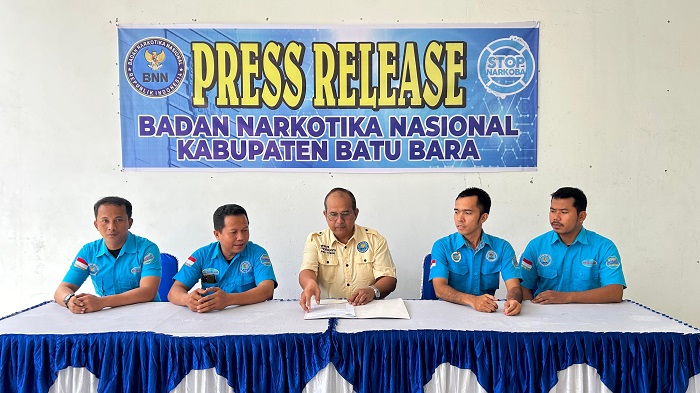 Kepala BNNK Batubara Ir Pinondang Poltak Marganda L.Tobing , Kasubbag Umum Zulfikar Syahrizal Nasution,Katim Pemberantasan Sarmely Putra Manalu, Katim Rehabilitasi Muhammad Hendro, Katim Pencegahan dan Dayamas Aidil Rizki Rangkuti, lakukan expose Kegiatan BNN Batubara tahun 2023 (Waspada/Ist)