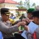 WAKAPOLRES Humbahas, Kompol Briston Napitupulu menyematkan pita Ops Lilin kepada perwakilan personil. Waspada/Ist